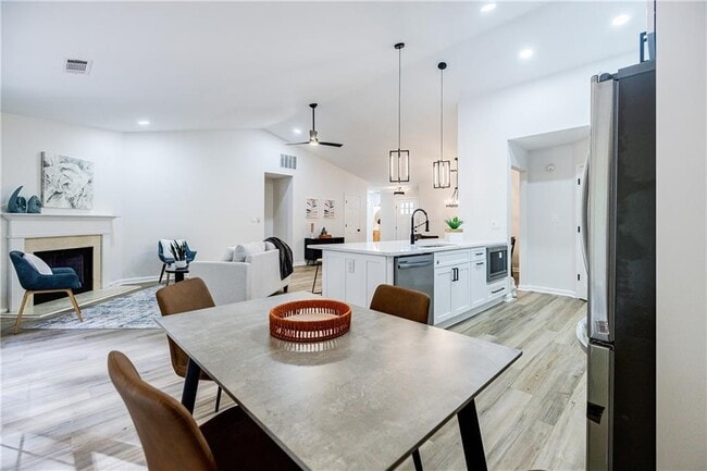 Building Photo - 5195 Hillcrest Glenn Dr