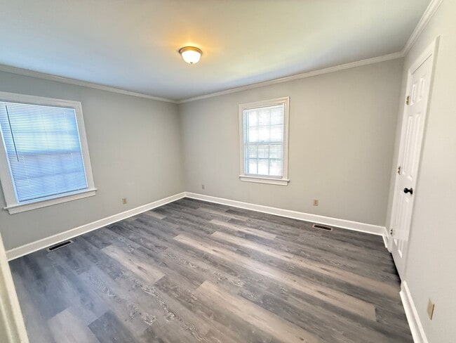 Building Photo - 1136 Beechwood Dr
