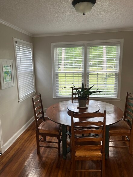 Building Photo - 611 Greenway Dr