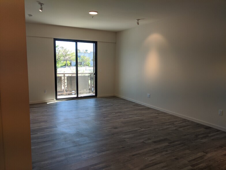 Building Photo - 557 Oppenheimer Dr