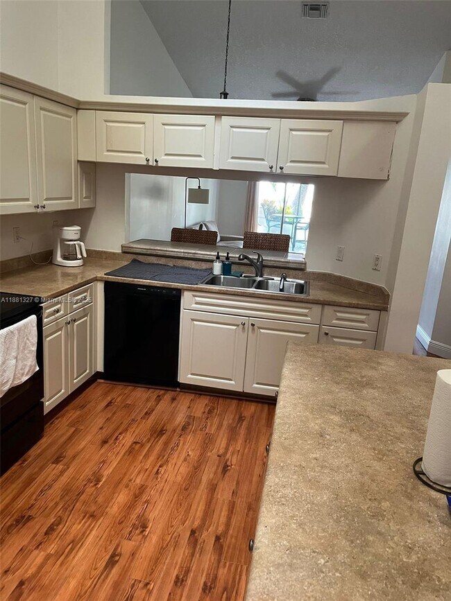 Building Photo - 7652 Pinewalk Dr S