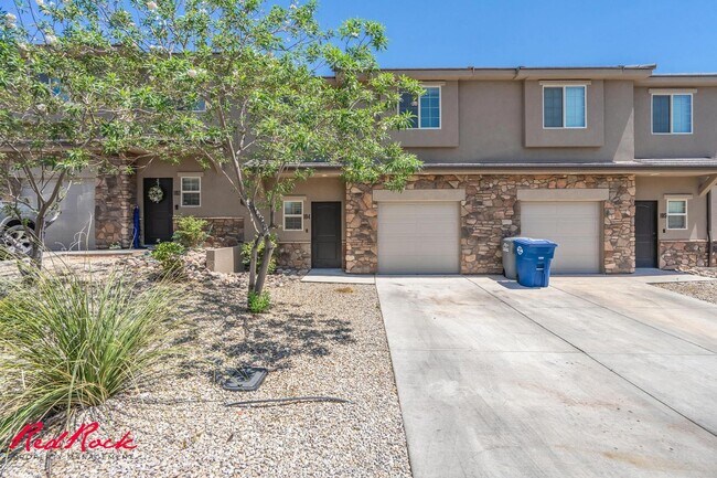 Building Photo - Charming 3 bedroom Townhome. 2 Community Pools!