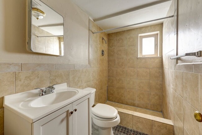 Building Photo - 4 Bed 2 Bath Close To UC Medical Center