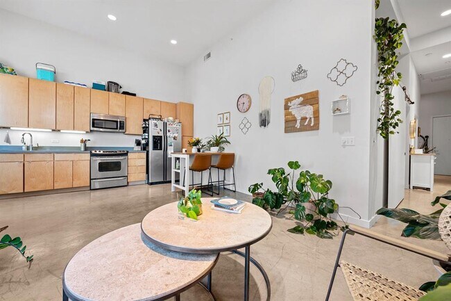 Building Photo - 507 Sabine St