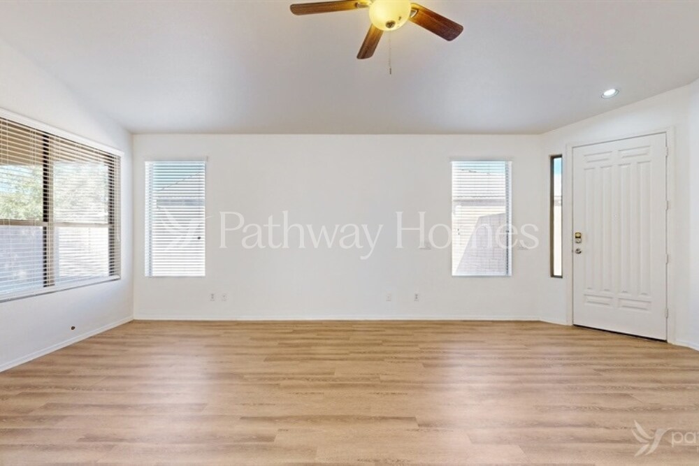 Building Photo - 8718 N 57th Ln