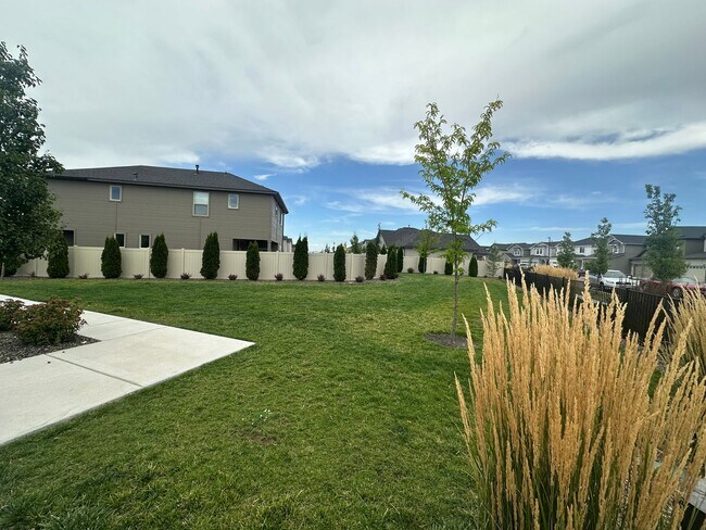 Building Photo - 4095 S Lone Pne Wy