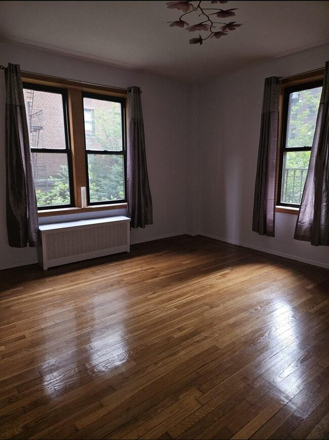 Building Photo - 42-20 Kissena Blvd