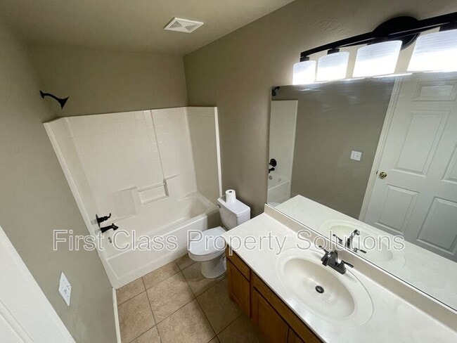 Building Photo - 400 N Willowood Dr