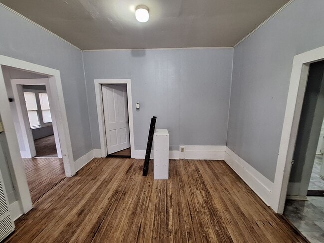 Building Photo - 2 bedroom, 1 bath