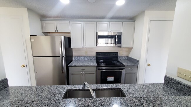 Building Photo - 1610 Arlyn Cir