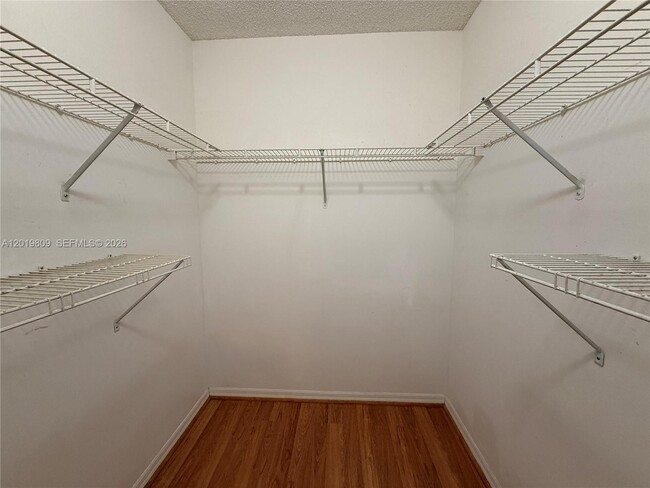 Building Photo - 2078 Madeira Dr