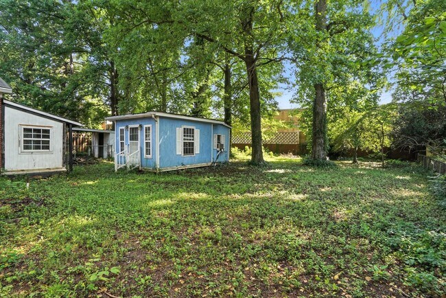Building Photo - Charming Brick Ranch in Popular Oakhurst