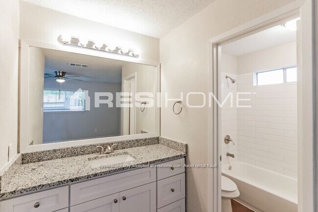 Building Photo - 913 Pepperidge Ct