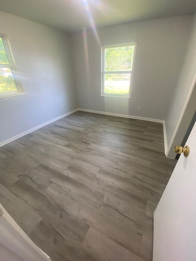 Building Photo - 2 Bedroom 1 Bath w/ Office