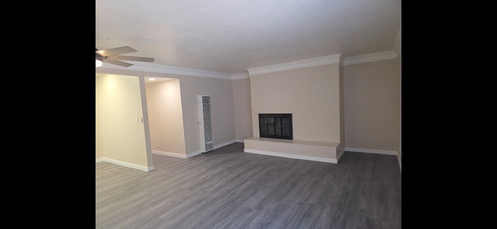 Building Photo - 5917 Streamview Dr