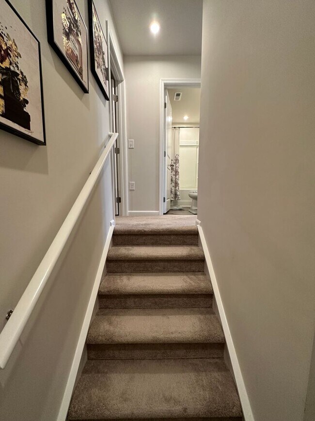 Building Photo - FULLY FURNISHED like-new Townhouse w/ Garage