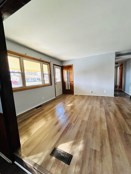 Front living room - 3112 S Chippewa Ln