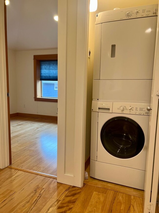 Building Photo - Available 1/1! Cozy townhouse in the Mt Ba...