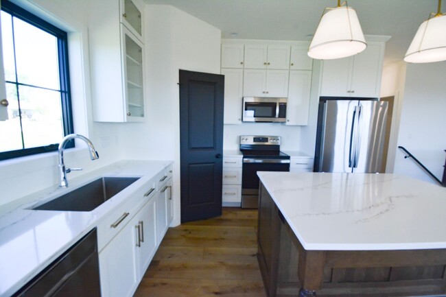 Building Photo - Luxury Country Side Living: 4 bed 3 bed St...