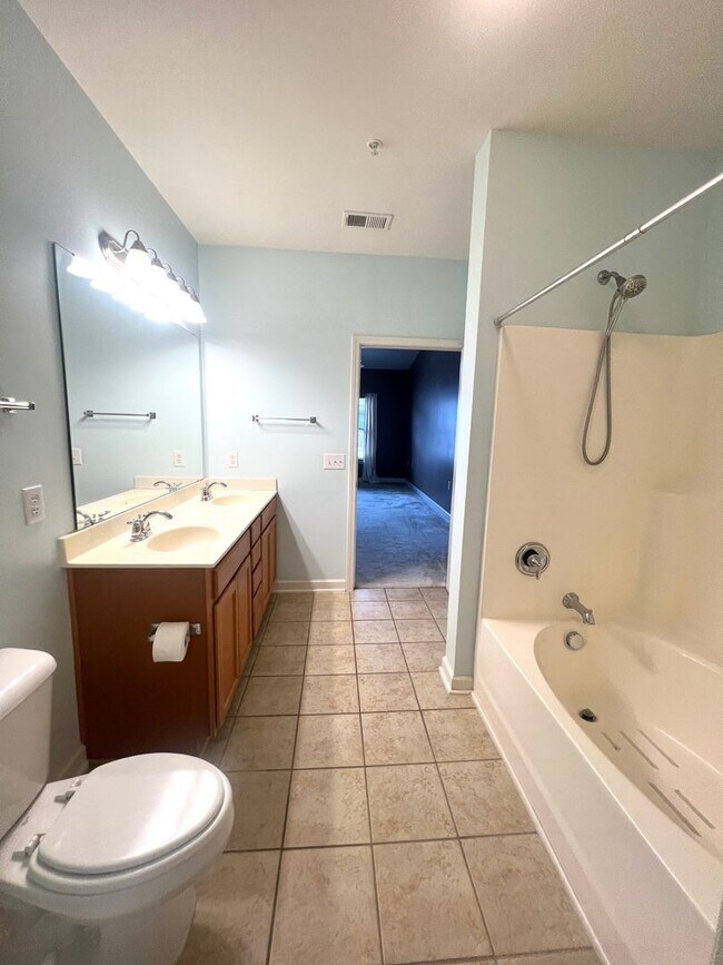 Building Photo - RENT SPECIAL! Beautiful 2 Bedroom 2 Bathro...