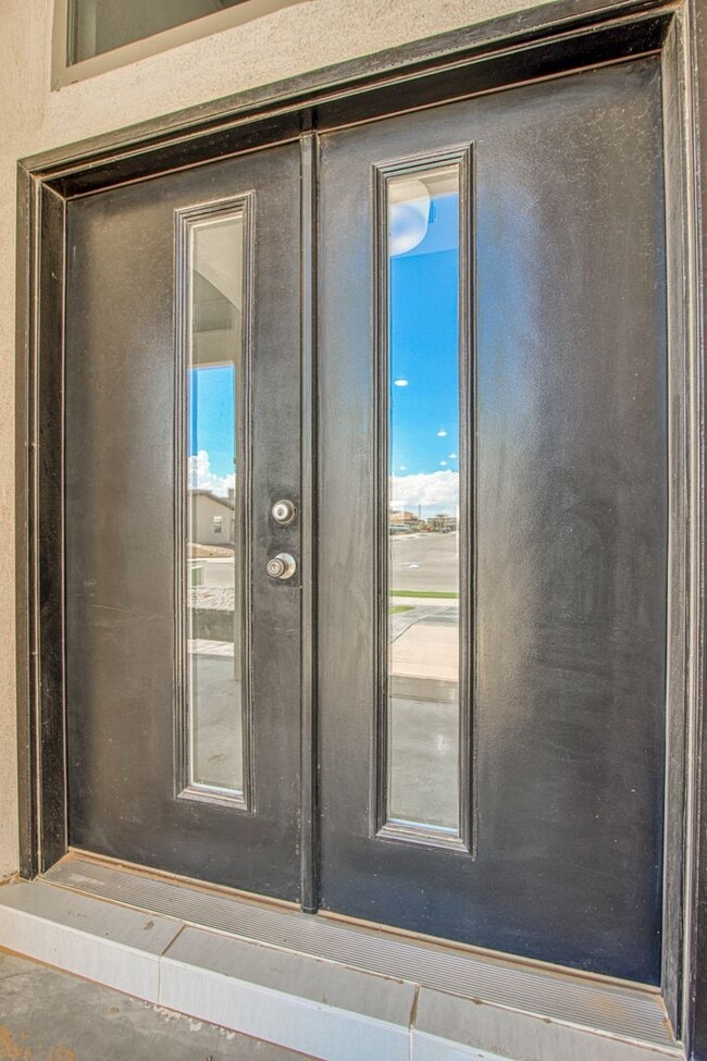 Building Photo - Beautiful  House 3 beds/3 baths. This Prop...