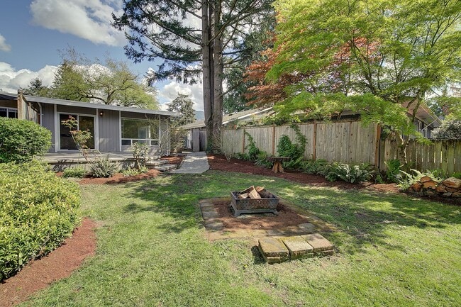 Building Photo - 2Bd/1Ba Issaquah Duplex