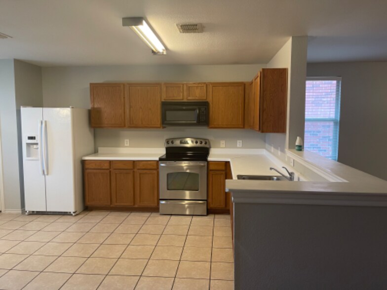 Building Photo - 12970 Vassar Dr