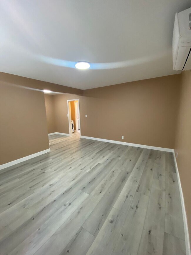 Building Photo - NEWLY RENOVATED 1 BEDROOM/1 BATH!