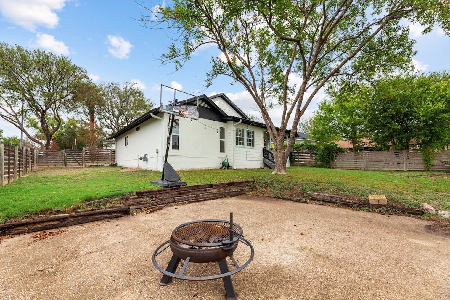 Building Photo - 4901 Howden Cir