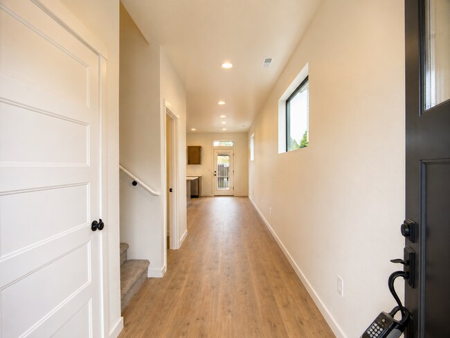 Building Photo - 10112 NE 45th Ct