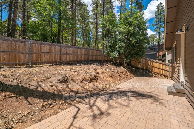 Building Photo - 781 N Forest View Dr