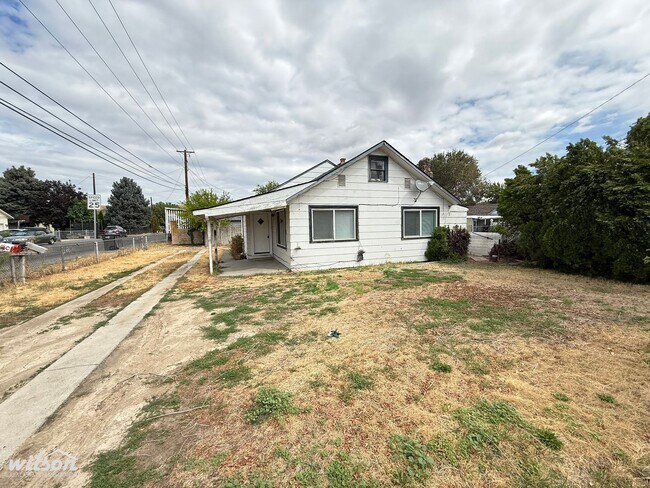 Building Photo - 701 N 20th Ave