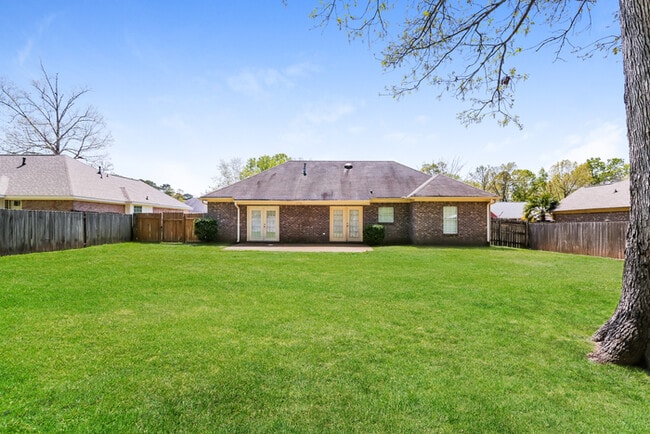 Building Photo - 139 Post Oak Dr