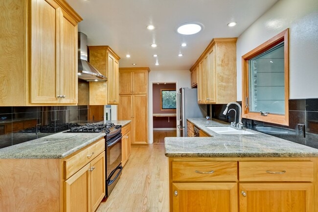 Building Photo - Excellent 3 Bedroom 2 Bath In A Great Neig...