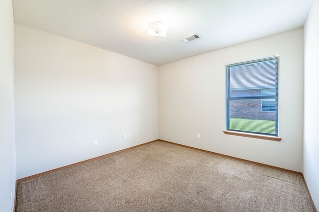 Building Photo - 401 E Southern Trace Dr