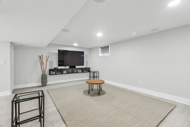 Building Photo - 6661 Woodson Dr