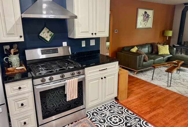 Building Photo - 72 Loaldo Dr