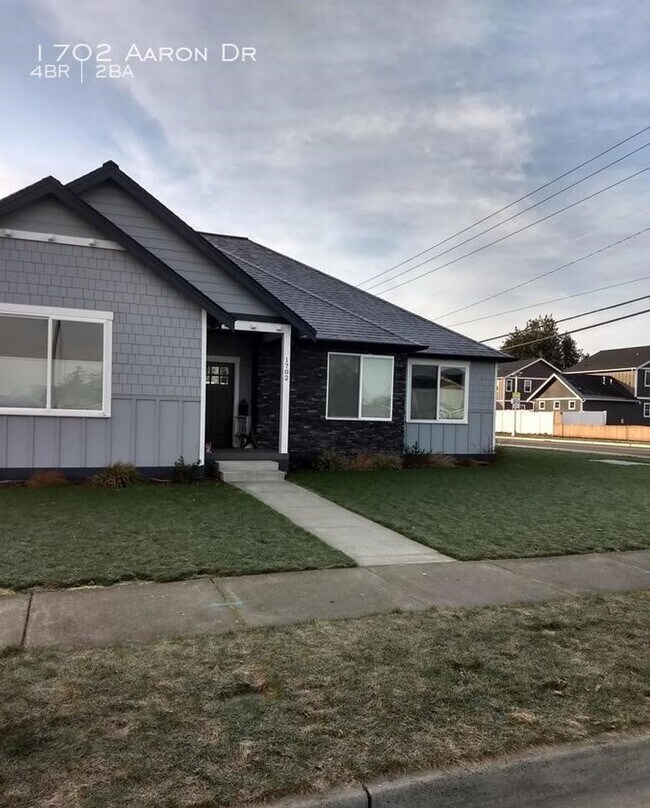 Building Photo - 1702 Aaron Dr