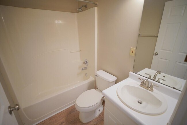 Building Photo - 2414 Manzanita Ct