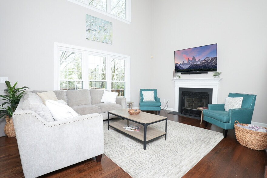 Building Photo - 10315 Rougemont Ln