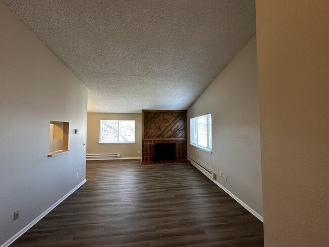 Building Photo - Beautiful Top Floor Condo with Great Views!
