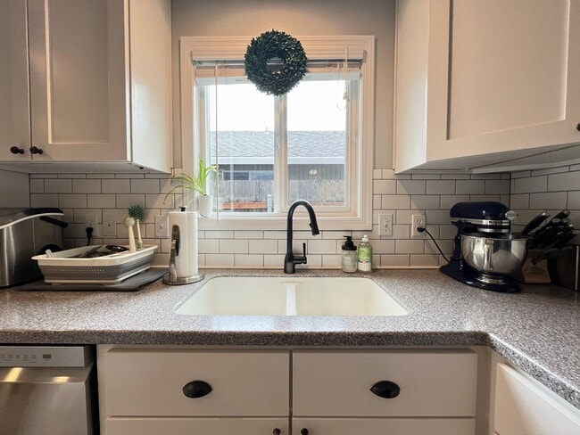 Building Photo - Charming Home Near Nike Campus with Vaulted Ceilings & Updated Kitchen