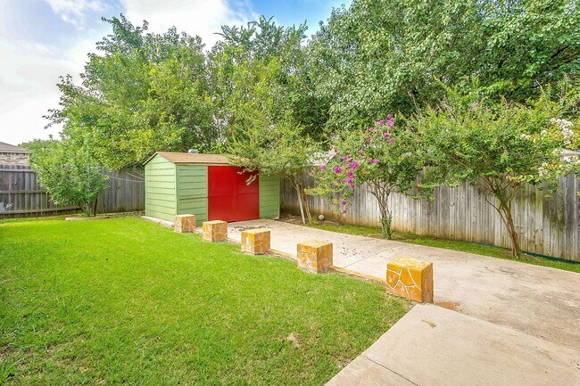 Building Photo - Excellent 3 Bedroom 2 Bath with many featu...