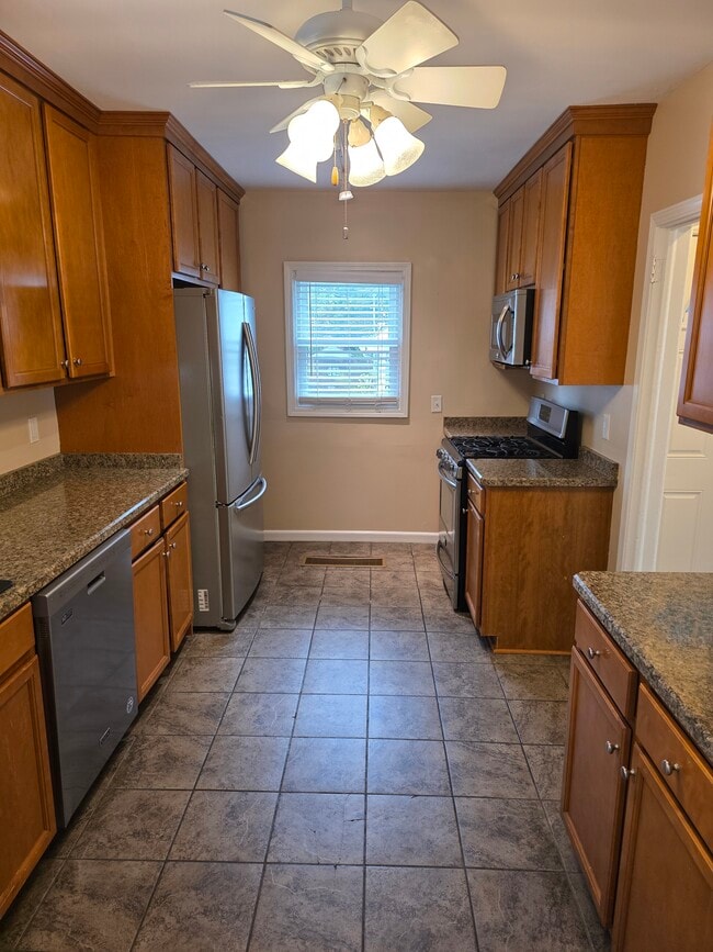 Building Photo - 457 Crossfield Rd