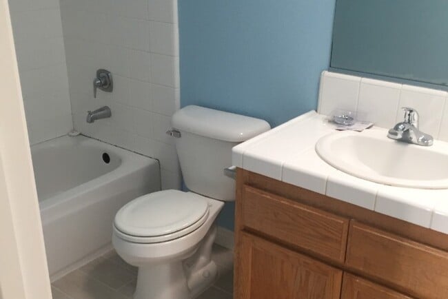 bathroom - 616 4th St