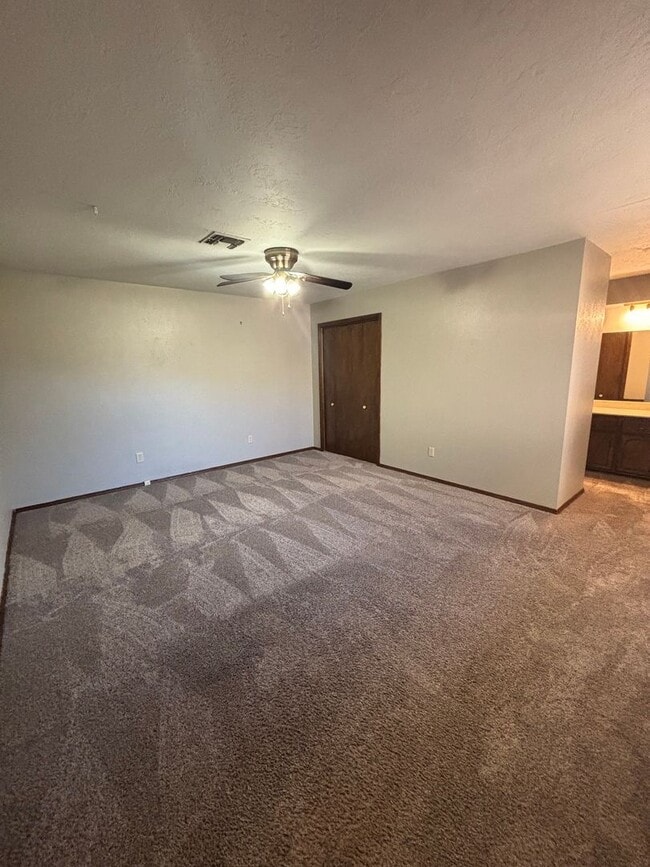 Building Photo - Spacious 3 bedroom, 2 bathroom home availa...