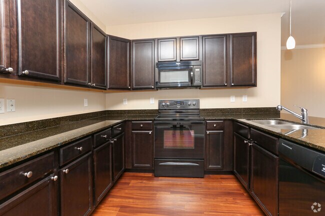 1BR, 1BA - 859 SF - Aurora - Kitchen - Meridian On Shelbyville