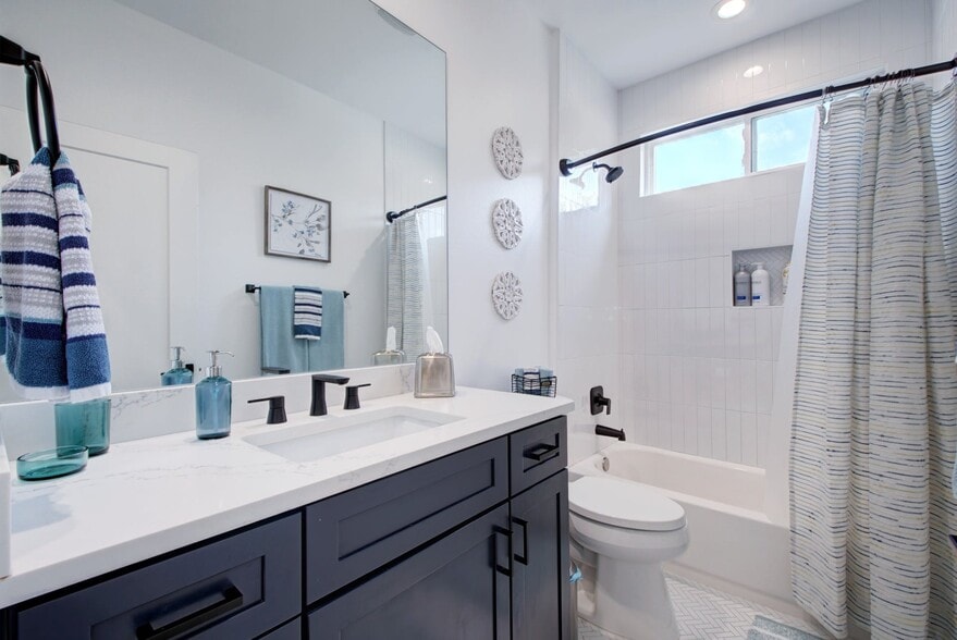 Full bathroom 2 - 413 W Odell St