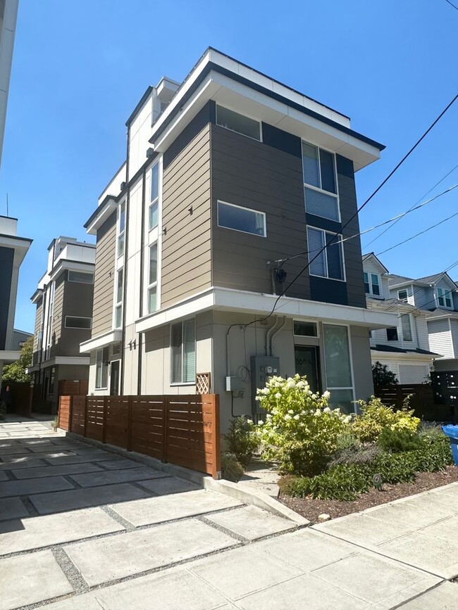 Primary Photo - Just listed! Modern 2-bed, 2-bath Townhome...