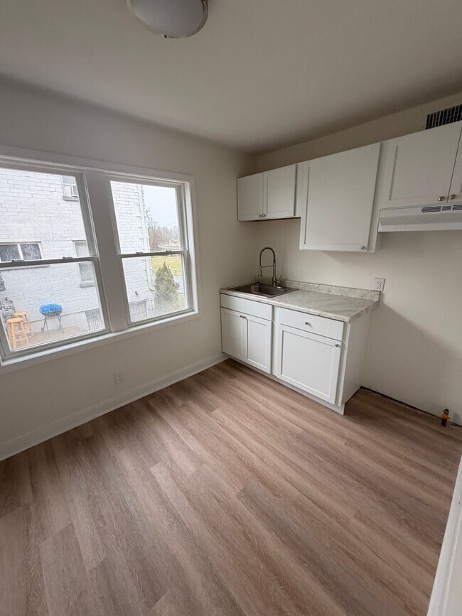 Building Photo - 1439 Nightingale Rd